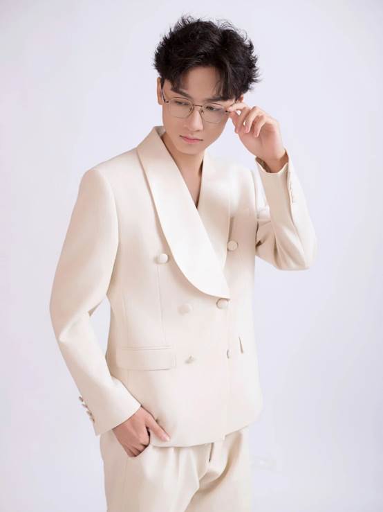 穿着白色衣服的男人AI 生成的内容可能不正确。