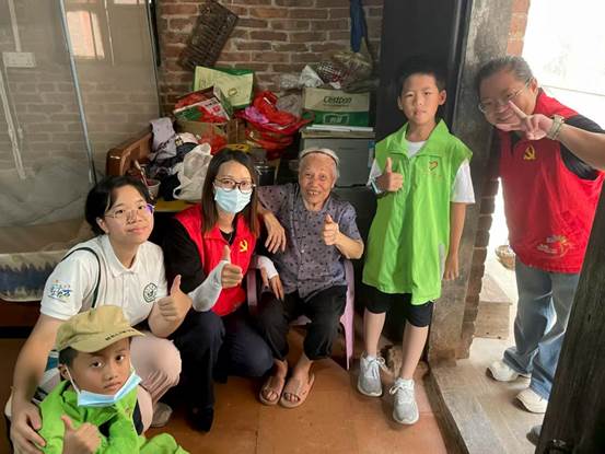 第四部分2：慰问老人合照