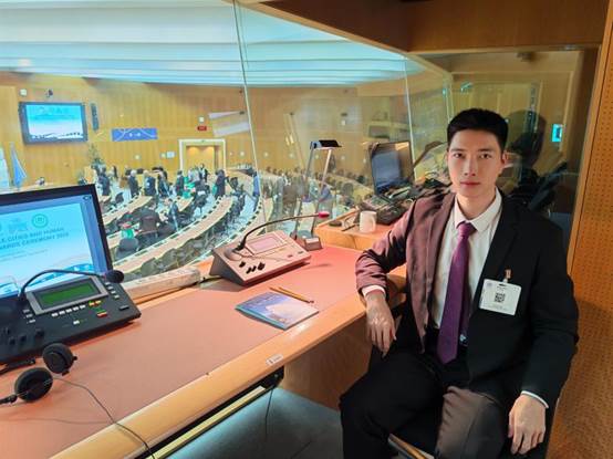 图4 陈伟奇担任论坛同传